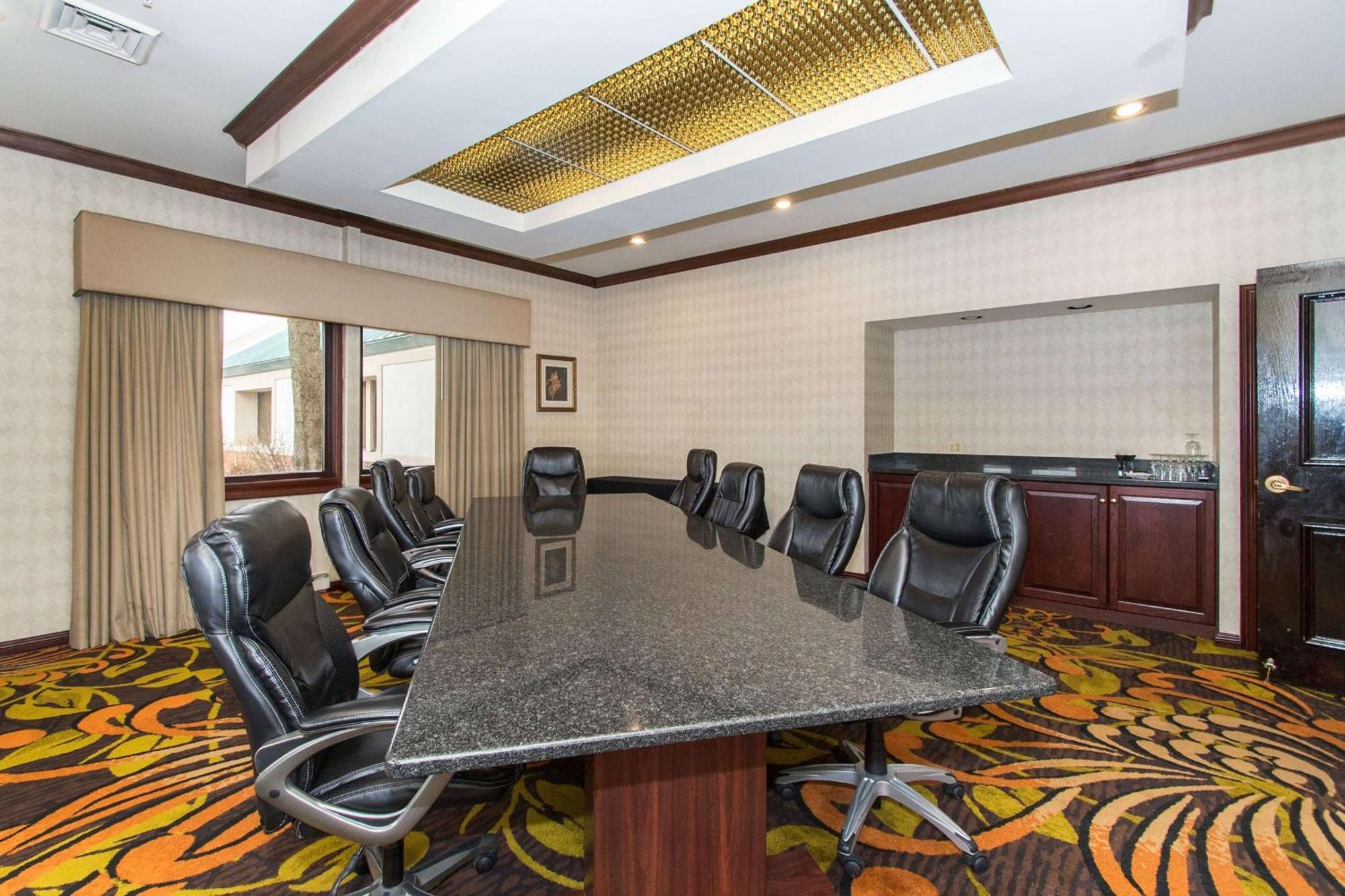 Wyndham Independence Hotel Bagian luar foto