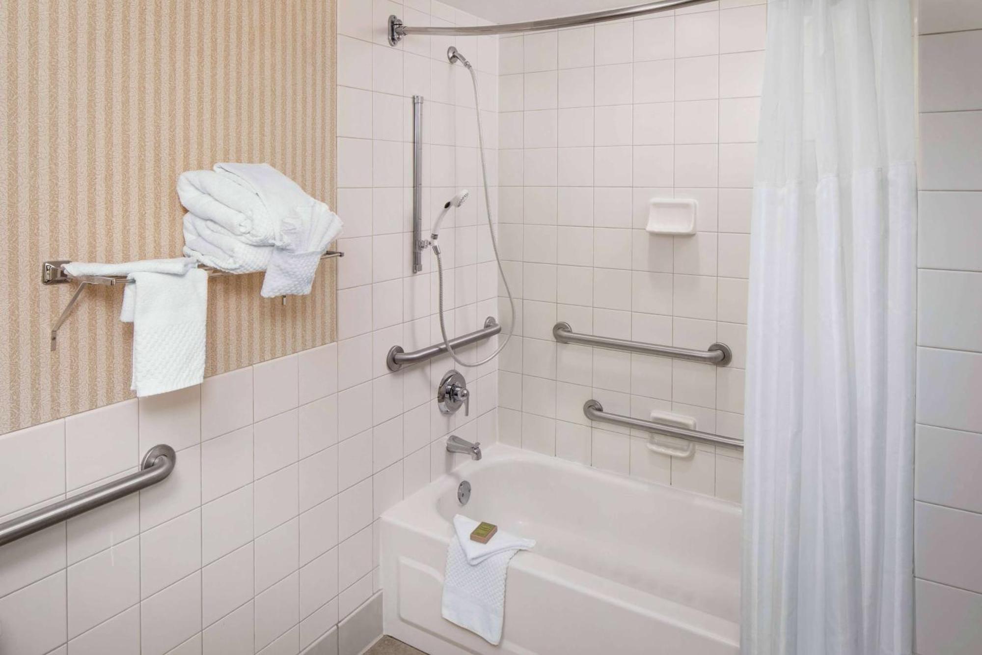 Wyndham Independence Hotel Bagian luar foto